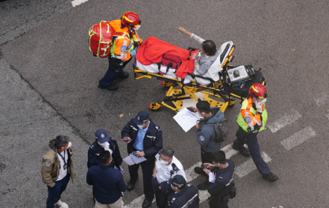 火海攻坚！香港宏福苑火灾救援持续推进，消防员逐层突破寻获生还者